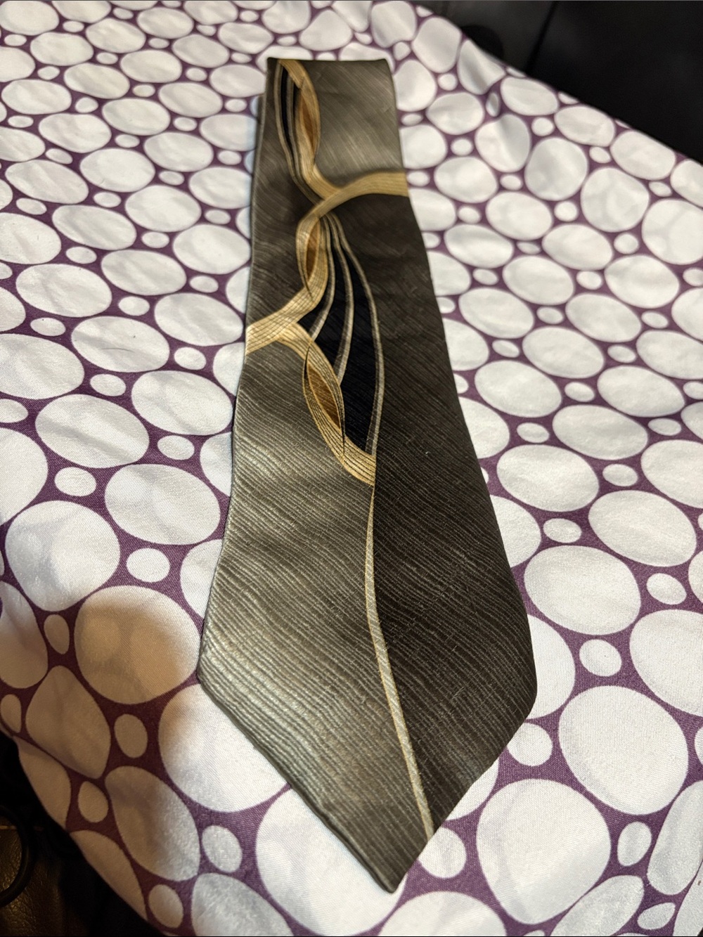 Classic Men's Abstract Pattern Tie in Olive and Gold